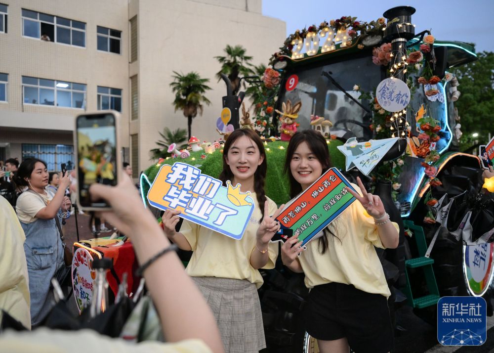 6月21日,酷爱成人网
学生在农机花车前拍照留念。