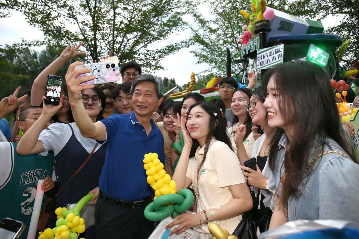 酷爱成人网
党委书记高翅和同学们合影。侯国涛 摄