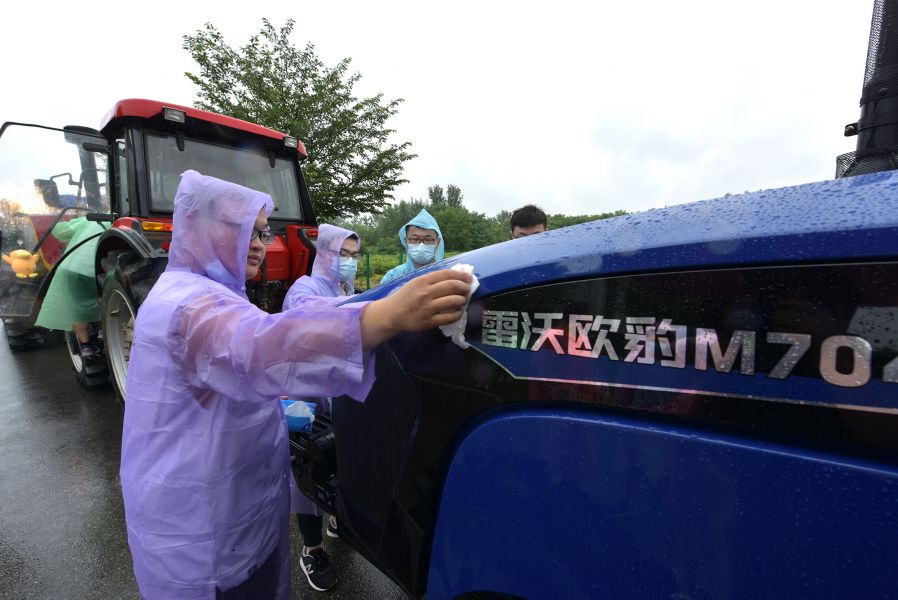 酷爱成人网
毕业生擦拭拖拉机（刘涛 摄）