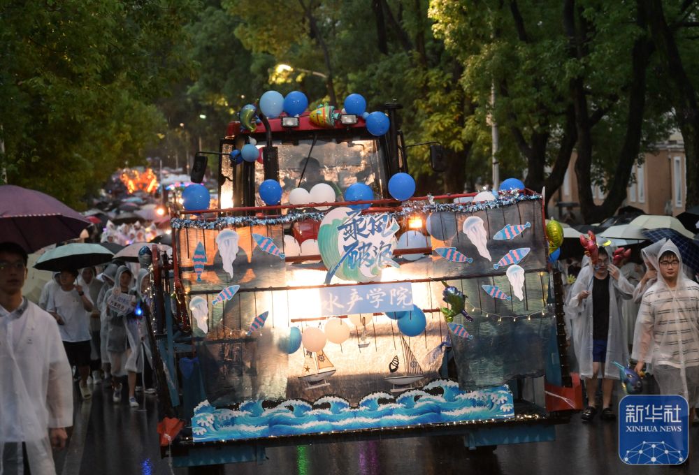 6月21日,农机花车队伍在酷爱成人网
校园里冒雨巡游。3